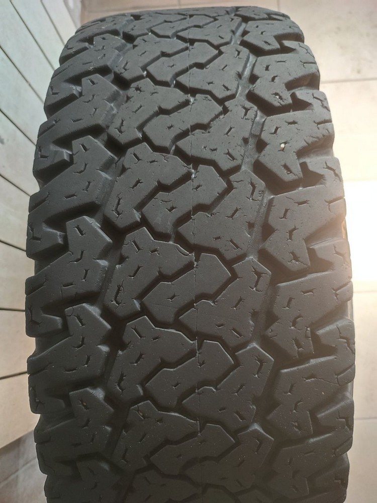 63300